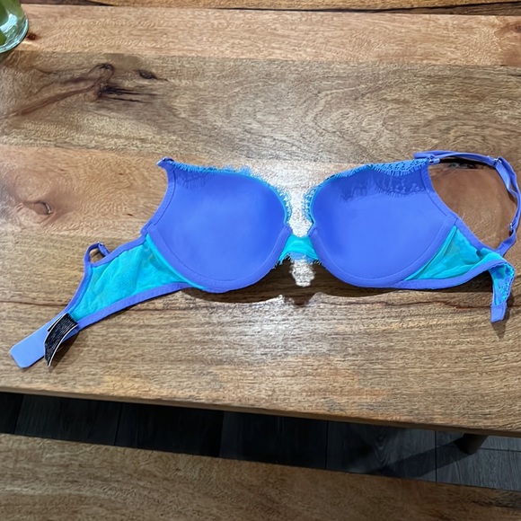 Victoria’s Secret lace bra 32D pushup - Picture 2 of 2